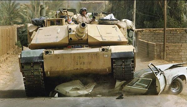 Xe tăng M1A1 Abrams của Mỹ ở Baghdad năm 2003
