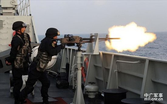 Lực lượng đặc nhiệm Hải quân Trung Quốc huấn luyện bắn đạn thật, sử dụng súng máy hạng nặng.