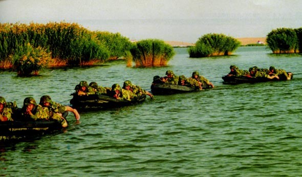 Lực lượng đặc nhiệm Đại quân khu Lan Châu huấn luyện đột kích trên mặt nước.