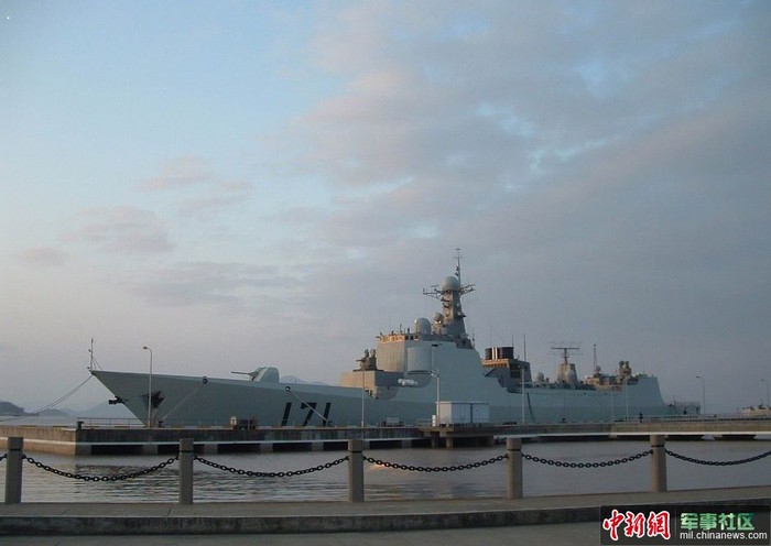 Tàu khu trục tên lửa Hải Khẩu.