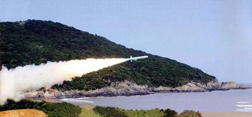 Tên lửa bờ đối hạm YJ-62 của Trung Quốc.