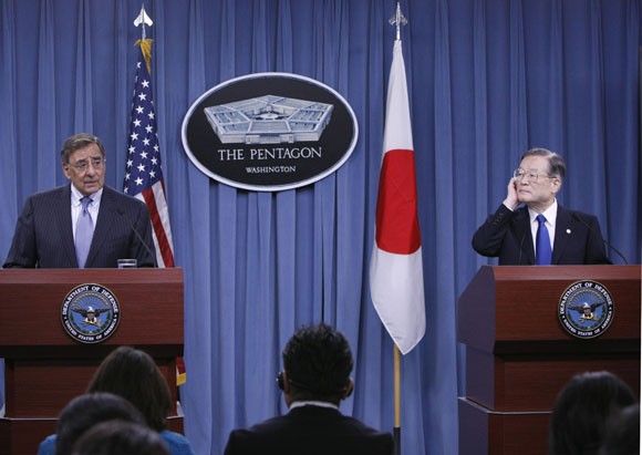 Ngày 3/8/2012, tại Thủ đô Washington, Mỹ, Bộ trưởng Quốc phòng Mỹ Panetta (trái) và Bộ trưởng Quốc phòng Nhật Bản Satoshi Morimoto tổ chức cuộc họp báo chung và phát biểu về vấn đề triển khai máy bay cánh xoay MV-22 Osprey.