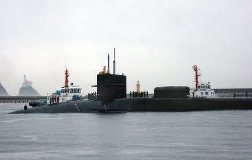 Tàu ngầm USS Michigan tại cảng Busan, Hàn Quốc.