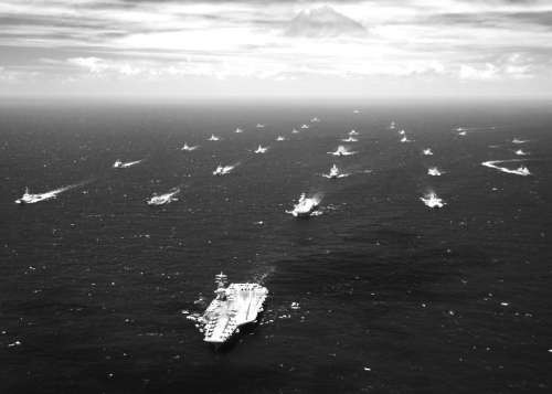 Ngày 3/8, cuộc diễn tập "Vành đai Thái Bình Dương-2012" do Mỹ chủ trì kết thúc, tàu sân bay Mỹ dẫn đầu tàu chiến các nước thể hiện sức mạnh trên biển.
