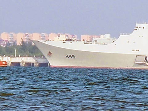 Tàu vận tải đổ bộ 998 có ván cầu ở hai bên phía trước tiện lợi cho binh lính lên xuống. Việc chế tạo tàu 998 đánh dấu Hải quân Trung Quốc đã vượt qua eo biển Đài Loan, vươn ra biển xa.
