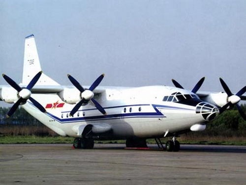 Máy bay vận tải Y-8 do Trung Quốc tự sản xuất.