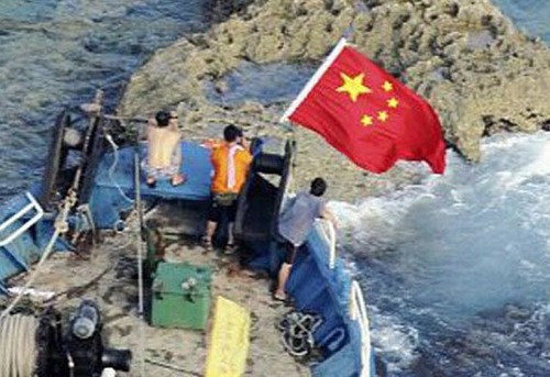 Công dân Hồng Kông xông lên đảo Senkaku cắm cờ Trung Quốc.