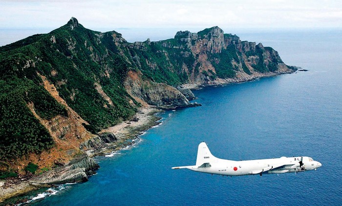Máy bay tuần tra chống tàu ngầm P-3C của Lực lượng Phòng vệ Biển Nhật Bản đang tuần tra ở đảo Senkaku.