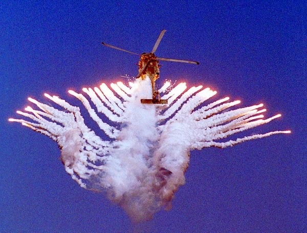Máy bay trực thăng săn ngầm SH-60 của quân Mỹ phóng mồi hồng ngoại gây nhiễu.