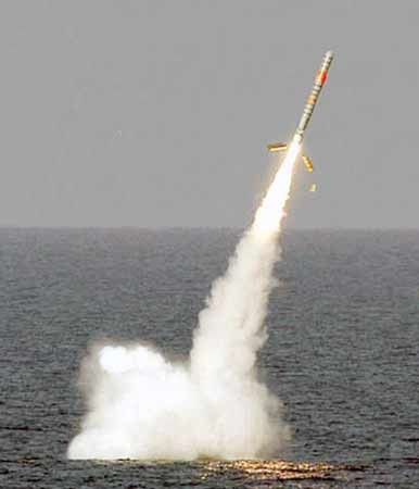 Tên lửa hành trình Tomahawk phóng từ tàu ngầm hạt nhân của Hải quân Mỹ.