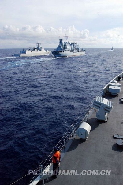Tàu chiến của một Chi đội tàu đổ bộ, Hạm đội Nam Hải diễn tập hiệp đồng trên biển.