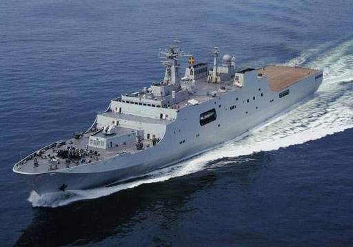 Hải quân Trung Quốc hiện có 2 tàu vận tải đổ bộ cỡ lớn 071, đều được trang bị cho Hạm đội Nam Hải đảm trách khu vực biển Đông. Trong hình là tàu vận tải đổ bộ 071 Côn Luân Sơn (trên) và tàu vận tải đổ bộ Tỉnh Cương Sơn (dưới) của Hạm đội Nam Hải.