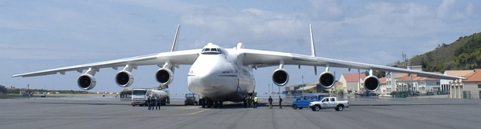 Máy bay vận tải hạng nặng An-225 duy nhất của Ukraina có tổng tải trọng tới 640 tấn với 6 động cơ D-18T, tốc độ hành trình 800 km/giờ, tầm bay 15.000 km