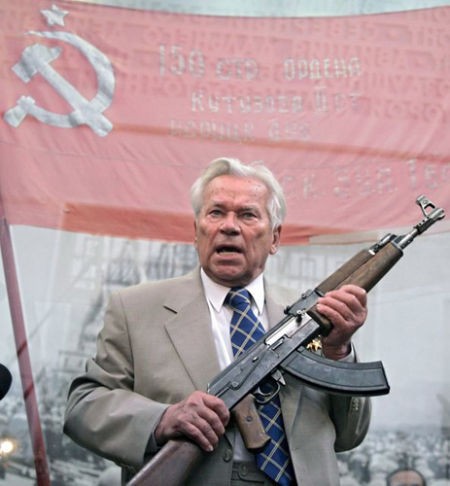 Kalashnikov cầm súng AK-47.