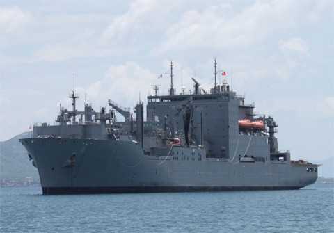 Tàu tiếp tế USNS Richard E Byrd của Hạm đội 7 tại Cam Ranh, Việt Nam.