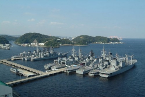 Chi đội tàu hộ vệ 1 của Lực lượng Phòng vệ Biển Nhật Bản tại bến cảng.