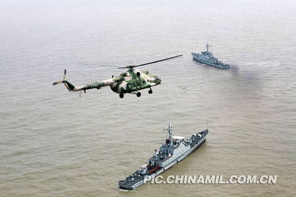 Một đại đội tàu săn ngầm của Hạm đội Đông Hải diễn tập hiệp đồng với máy bay trực thăng.