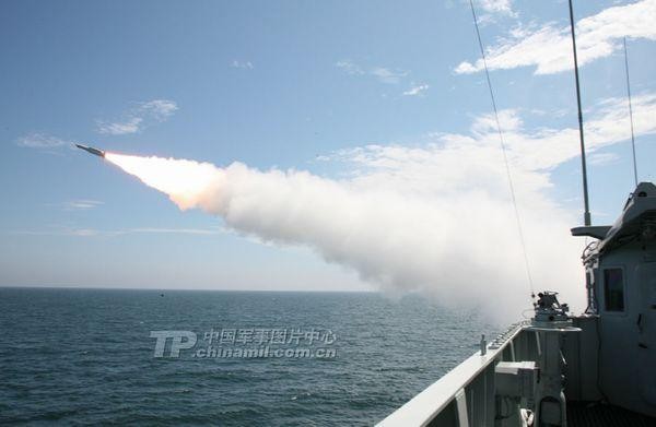 Tàu 137 của Hạm đội Đông Hải phóng tên lửa đối không.