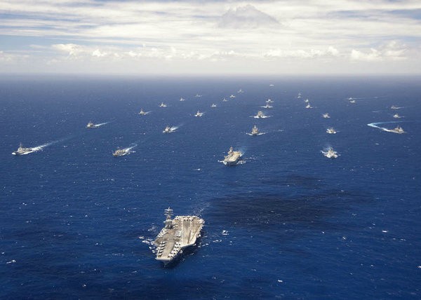 Mỹ tổ chức liên tiếp các cuộc diễn tập quân sự ở các vùng biển xung quanh Trung Quốc. Trong hình là tàu chiến hải quân của 22 nước vừa tham gia cuộc diễn tập "Vành đai Thái Bình Dương-2012" do Mỹ tổ chức, không mời Trung Quốc.