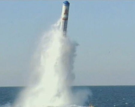 Tên lửa đạn đạo JL-2 được phóng lên từ tàu ngầm hạt nhân của Trung Quốc.