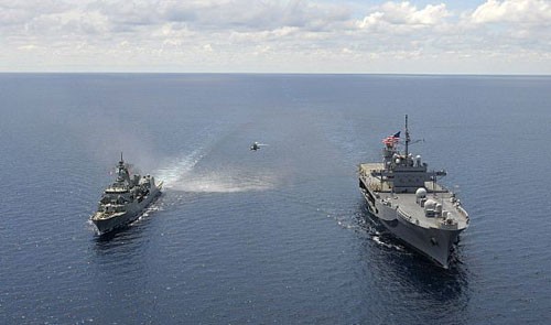 Tàu chỉ huy đổ bộ USS Blue Ridge LCC-19 của Hạm đội 7 Mỹ và tàu hộ vệ Hải quân Australia tiến hành diễn tập liên hợp trên biển Đông.