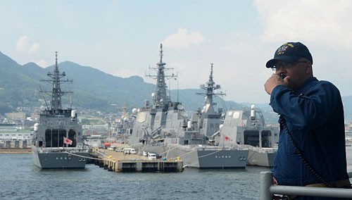 Tàu chiến quân Mỹ, Nhật tại cảng Sasebo, Nhật Bản.