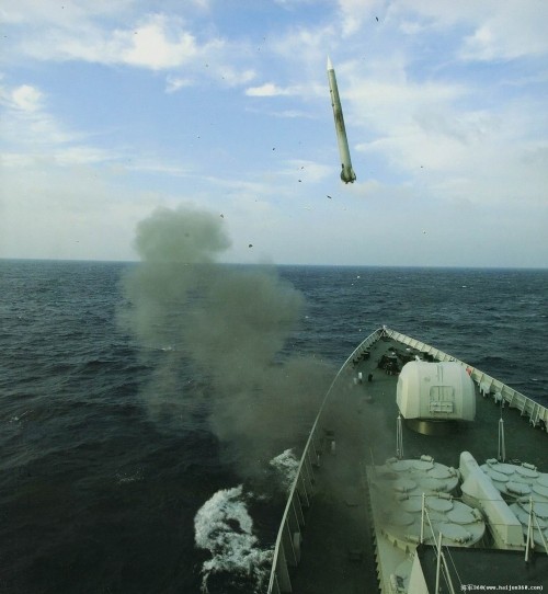 Tàu khu trục phòng không Trung Quốc phóng tên lửa đối không.