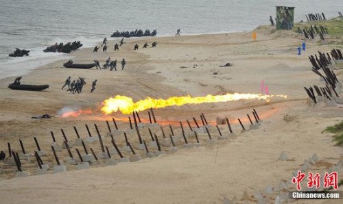 Huấn luyện liên hợp "Đột kích Xanh-2012" giữa Lính thủy đánh bộ Trung Quốc và Thái Lan, chiều ngày 25/5/2012.