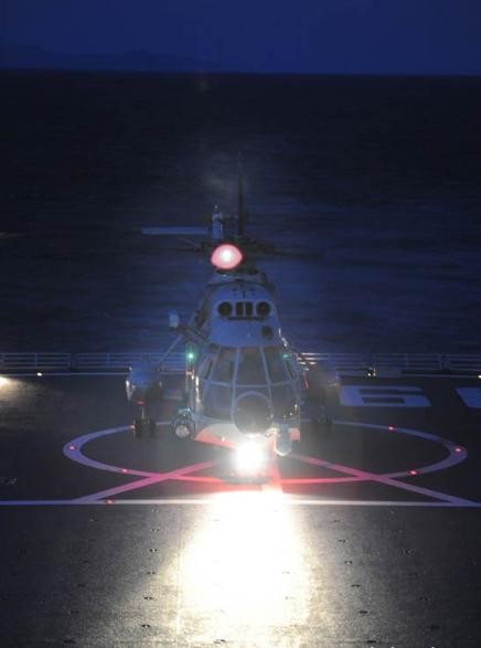 Hạm đội Nam Hải diễn tập máy bay trực thăng hạ cánh xuống tàu chiến cỡ lớn trong đêm.