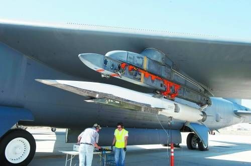 Máy bay ném bom B-52 mang theo thiết bị bay siêu thanh X-51A. X-51A sử dụng động cơ phản lực tĩnh siêu âm SJY61 của Công ty Rocketdyne, có thể tăng tốc lên khoảng 6 Mach.