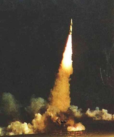 Hải quân Trung Quốc phóng thử thành công tên lửa đạn đạo JL-1 từ tàu ngầm.