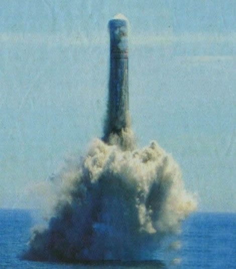 Tên lửa Trung Quốc chui lên từ mặt biển