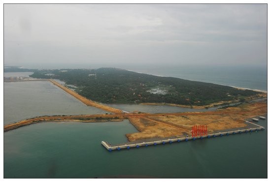 Bến cảng siêu lớn do Trung Quốc đầu tư xây dựng ở Hambantota, Sri Lanka.