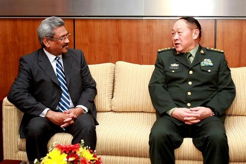 Ngày 31/8, Bộ trưởng Quốc phòng Trung Quốc Lương Quang Liệt (phải) hội đàm với Bộ trưởng Quốc phòng Sri Lanka, ông Gotabaya Rajapaksa (trái).