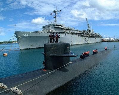 Tàu chi viện USS Frank Cable (chi viện cho tàu ngầm, hình ảnh ở phía sau) của Hải quân Mỹ.