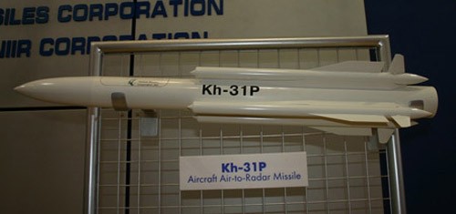 Mô hình tên lửa chống bức xạ KH-31P của Nga.