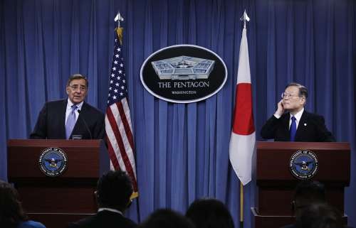 Bộ trưởng Quốc phòng Mỹ Leon Panetta và Bộ trưởng Quốc phòng Nhật Bản Satoshi Morimoto tại một cuộc họp báo ở Washington vào ngày 3/8/2012