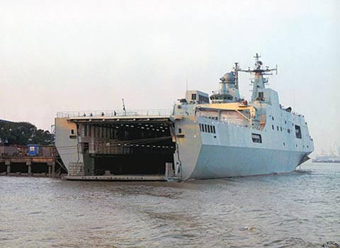 Trung Quốc có khả năng sản xuất hầu hết các loại tàu chiến chính. Trong hình là tàu vận tải đổ bộ 071 Trung Quốc