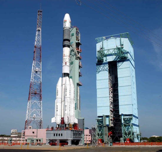 Tên lửa PSLV của Ấn Độ mang theo 10 vệ tinh phóng vào không gian.