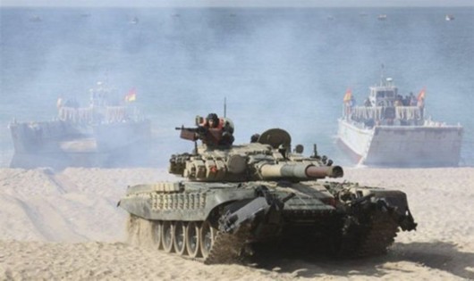 Xe tăng T-72 của Ấn Độ trong một cuộc diễn tập.