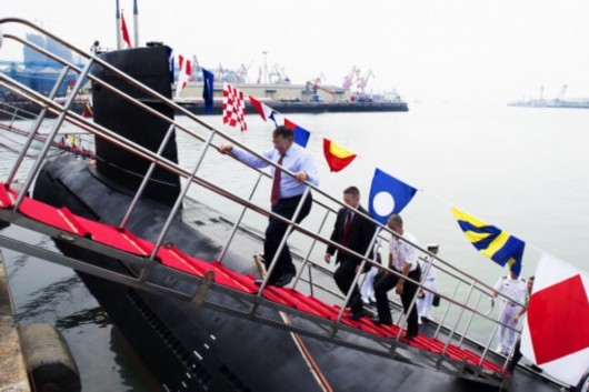 Bộ trưởng Quốc phòng Mỹ Leon Panetta thăm tàu ngầm lớp Tống của Hải quân Trung Quốc