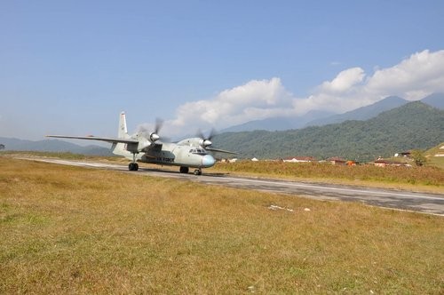 Máy bay vận tải An-32 ở sân bay tiền tuyến Vijayanagar Ấn Độ.