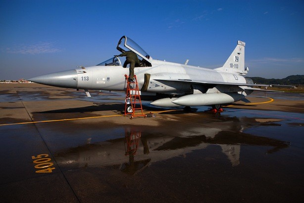 Máy bay chiến đấu JF-17 Thunder do Trung Quốc và Pakistan hợp tác sản xuất.