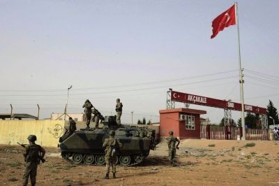 Thổ Nhĩ Kỳ triển khai xe tăng và hệ thống phòng thủ tên lửa ở biên giới với Syria.