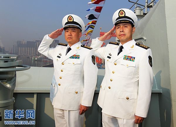 Chỉ huy Trương Tranh và chính ủy Mai Văn của tàu sân bay Liêu Ninh Trung Quốc đều mang quân hàm Đại tá.