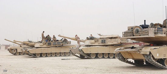 Chi tiêu quân sự Mỹ đứng đầu thế giới, vượt xa nước đứng thứ hai Trung Quốc. Trong hình là xe tăng chiến đấu M1A1 Mỹ tác chiến tại Iraq