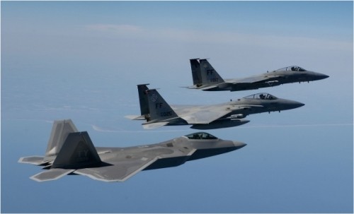 Mỹ vừa tăng cường triển khai máy bay chiến đấu tàng hình thế hệ thứ năm F-22 tại Nhật Bản