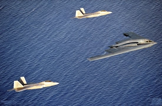 Lực lượng tấn công tàng hình của Không quân Mỹ - gồm máy bay chiến đấu tàng hình F-22 và máy bay ném bom chiến lược tàng hình B-2