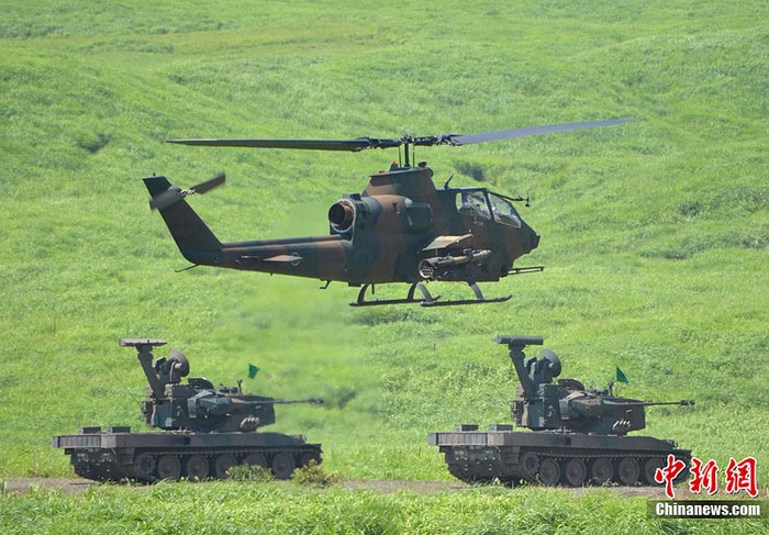 Máy bay trực thăng chống tăng AH-1 và pháo cao xạ tự hành Type-87 trong một cuộc diễn tập tấn công liên hợp.