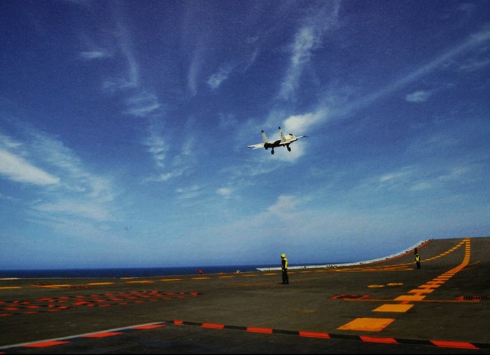 Máy bay chiến đấu J-15 chạm tàu rồi bay lên (ảnh: news.ccvic.com)